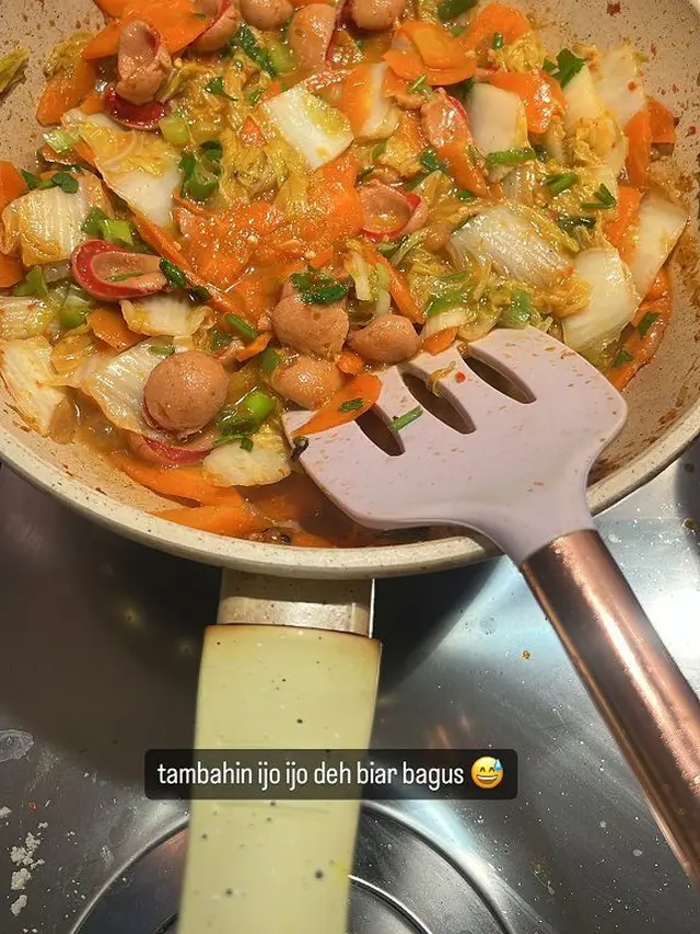 Serba Bisa, Ini 7 Potret Prilly Latuconsina Masak untuk Berbuka Puasa
