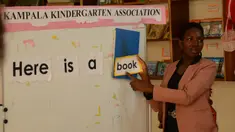 Seorang guru taman kanak-kanak mengajarkan sejumlah kata dalam Bahasa Inggris selama kelas daring di Kampala, ibu kota Uganda, pada 22 Agustus 2020. Sebagai langkah untuk membatasi penyebaran COVID-19, sekolah-sekolah di negara Afrika timur itu mulai menawarkan kelas daring. (Xinhua/Nicholas Kajoba)