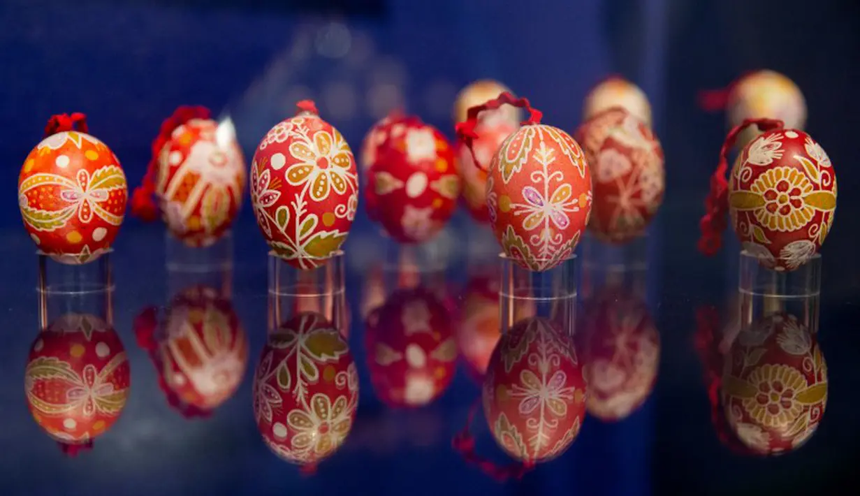  Telur paskah bermotif mirip batik ini dipamerkan di Pameran Telur Dunia (16/04/2014) di museum kota Schwabach, Jerman selatan (AFP Photo/Daniel Karmann).