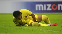 Kiper Persik, Dimas Galih Pratama, mengerang kesakitan pada pahanya saat melawan Bhayangkara FC di Stadion Brawijaya, Kota Kediri (6/3/2020). (Bola.com/Gatot Susetyo)