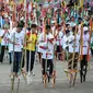 Sejumlah anak SD dan SMP meramaikan pemecahan rekor dunia egrang yang termasuk dalam rangkaian penyelenggaraan TAFISA World Games 2016 di Kemayoran, Jakarta, Sabtu (8/10). Pemecahan rekor Guinness Book itu diikuti 2.016 anak. (Liputan6.com/Faizal Fanani)