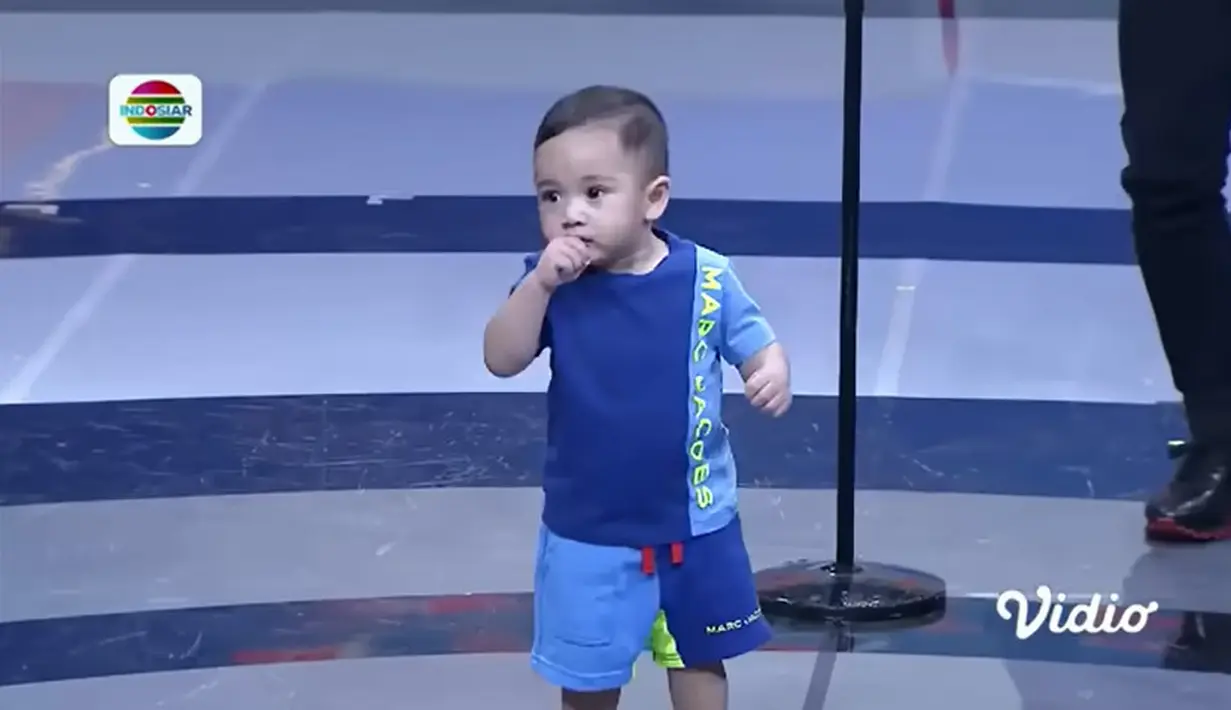 Gaya Rayyanza seakan memegang mik dan menyanyikan lagu reff Ojo Dibandingke. Menurut Raffi, putra keduanya ngefans dengan Farel Prayoga. [Youtube/Indosiar]