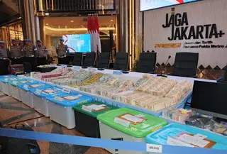 Barang bukti penggeledahan 13 lokasi dilakukan polisi terkait kasus korupsi.