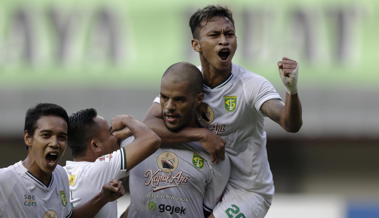 Pemain Persebaya Surabaya merayakan gol yang dicetak David Da Silva ke gawang Bhayangkara FC pada laga Shopee Liga 1 di Stadion Patriot Chandrabhaga, Bekasi, Sabtu (31/8). Persebaya menang 2-0 atas Bhayangkara. (Bola.com/Yoppy Renato)