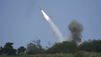 Sistem Roket Artileri Mobilitas Tinggi (HIMARS) M142 AS menembakkan rudal selama latihan militer gabungan Balikatan AS-Filipina di San Antonio di Provinis Zambales, Filipina utara pada Rabu, 26 April 2023. (AFP/TED ALJIBE)