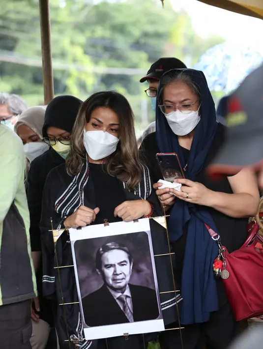 Pemakaman Ayah Nirina Zubir (Budy Santoso/Kapanlagi.com)