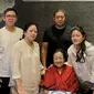 Ketua DPP PDI Perjuangan Puan Maharani unggah foto bersama Ketum PDIP Megawati Soekarnoputri dan keluarganya di Instagram. (Dok. Instagram @puanmaharaniri)