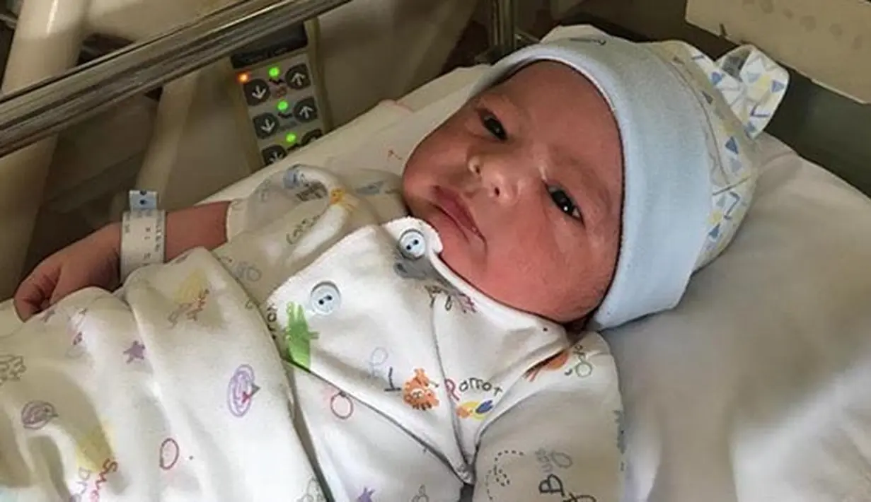 Bayi yang diberi nama Zavieruwais Muhammad Kurniawan lahir dengan berat 3,8 Kg dengan tinggi 51 cm. Kehadiran Zavier ini tentu menambah warna di keluarga kecil Hengky dan Sonya ke depannya. (Instagram/hengkykurniawan)