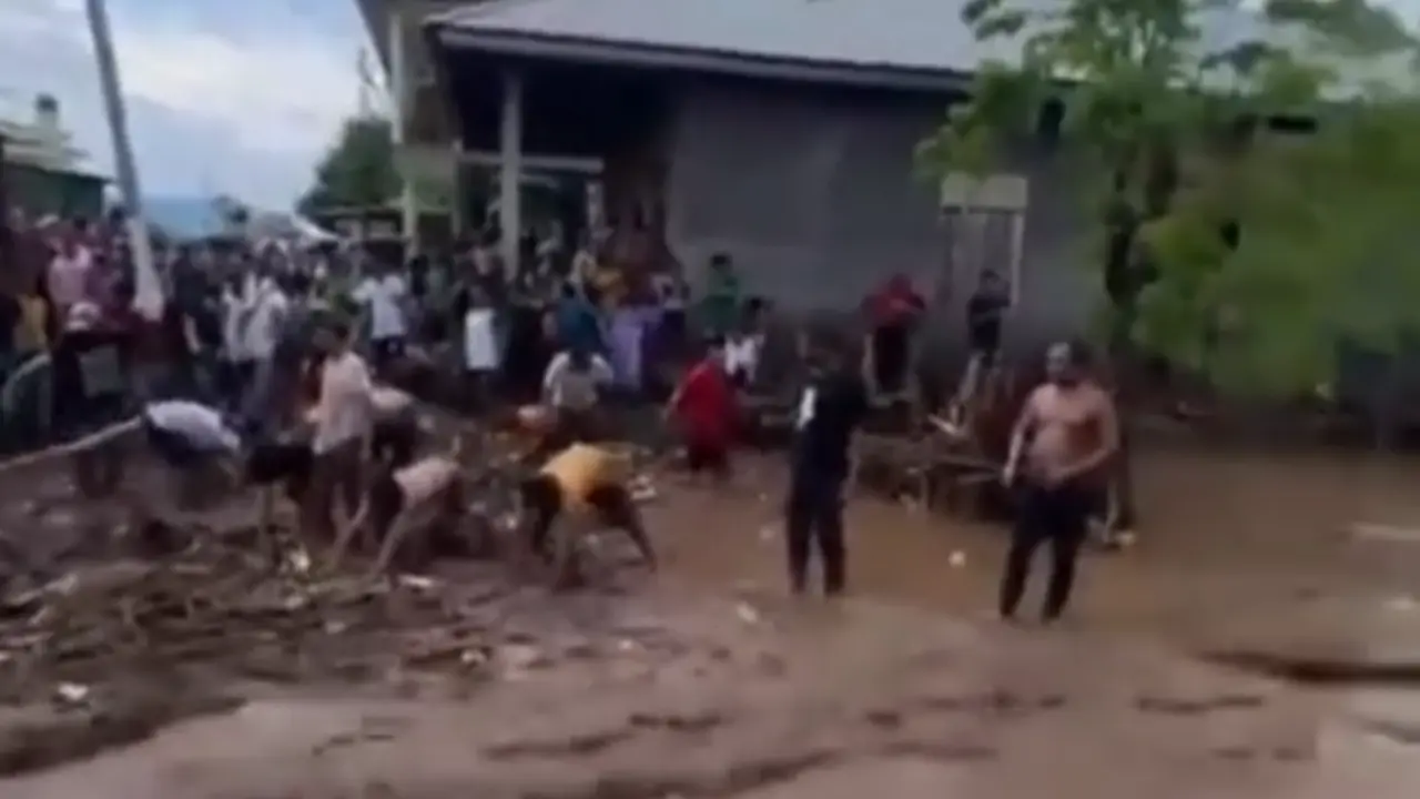 Rumah warga terendam banjir.