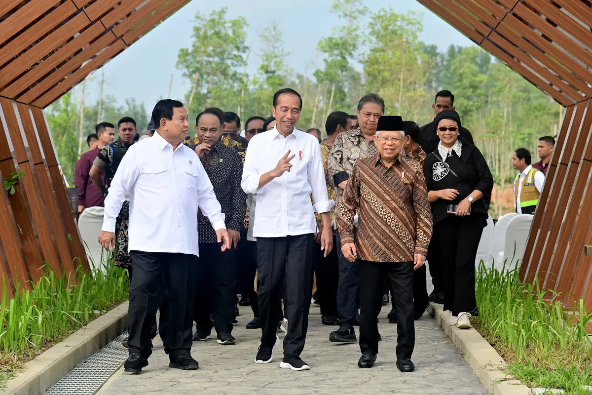 Presiden Joko Widodo atau Jokowi mengajak menteri kabinetnya keliling di Ibu Kota Nusantara (IKN), Kalimantan Timur, Senin (12/8/2024)