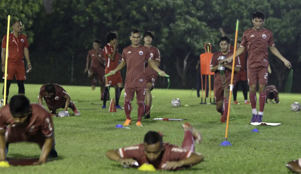 Para pemain Persija Jakarta saat latihan di Lapangan Sutasoma Halim, Jakarta, Jumat (10/5). Latihan ini merupakan persiapan jelang laga Liga 1 Indonesia 2019. (Bola.com/Yoppy Renato)