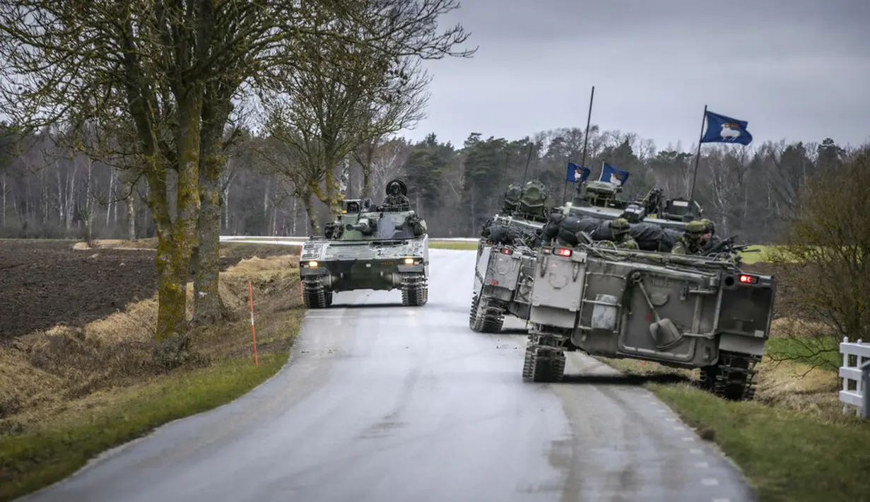 Anggota Resimen Gotland berpatroli menggunakan tank di Visby, utara Gotland, Swedia, 16 Januari 2022. Seorang kepala militer Swedia mengatakan bahwa mereka melihat peningkatan aktivitas Rusia di Laut Baltik yang membuat mereka meningkatkan kesiapannya. (Karl Melander/TT News Agency via AP)