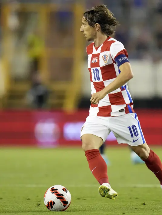 <p>Gelandang Kroasia, Luka Modric mengontrol bola saat bertanding melawan Prancis selama pertandingan UEFA Nations League pertandingan UEFA Nations League di stadion Poljud, di Split, Kroasia, Selasa (7/6/2022). Prancis bermain imbang dengan Kroasia 1-1. (AP Photo/Darko Bandic)</p>