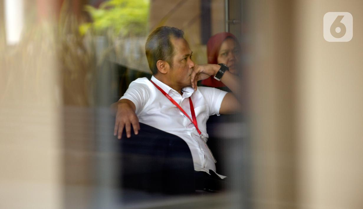 Advokat PDIP, Donny Tri Istiqomah berada di ruang tunggu sebelum pemeriksaan di Gedung KPK, Rabu (12/02/2020). Donny diperiksa sebagai saksi terkait kasus dugaan suap penetapan pergantian antarwaktu (PAW) anggota DPR untuk tersangka eks Komisioner KPU Wahyu Setiawan. (merdeka.com/Dwi Narwoko)