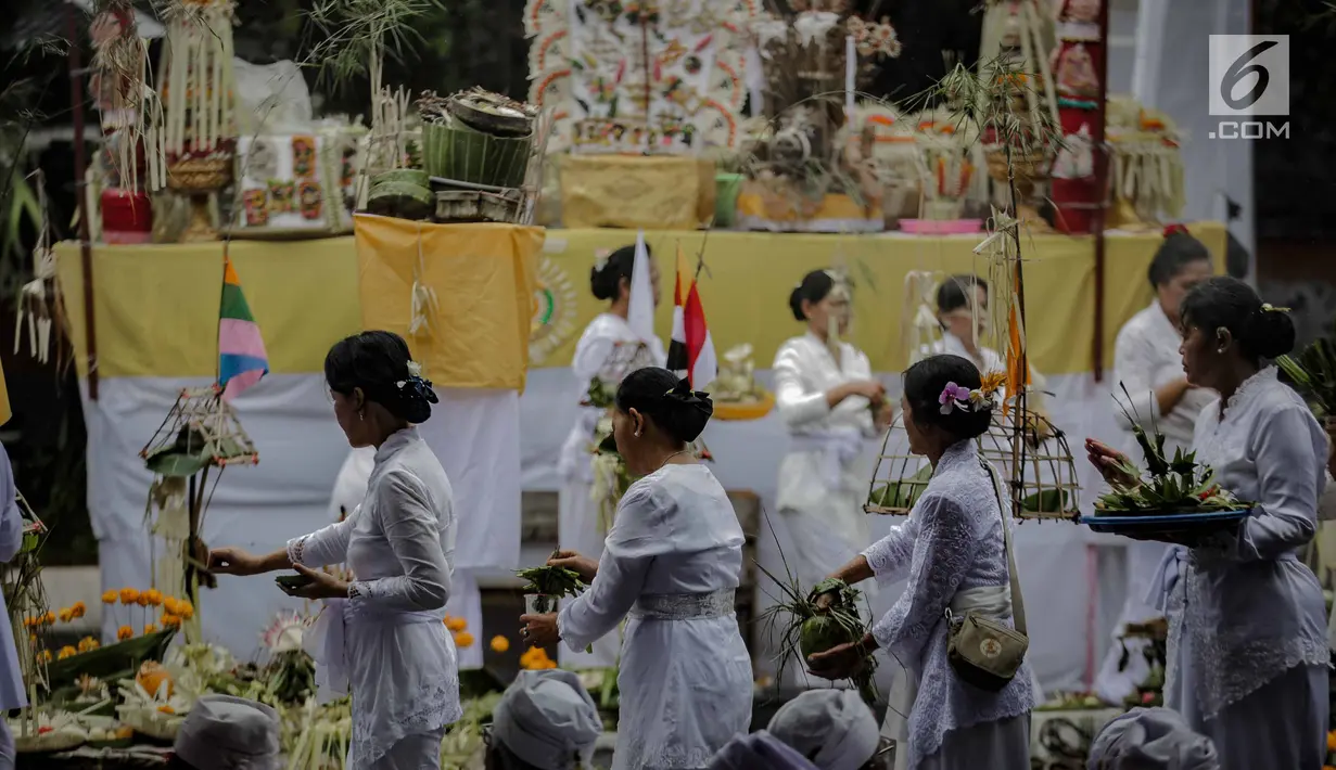 Rangkaian prosesi upacara Tawur Agung Kesanga 2019 di Pura Aditya Jaya Rawamangun, Jakarta, Rabu (6/3). Prosesi Tawur Agung merupakan rangkaian perayaan Hari Raya Nyepi Tahun Baru Saka 1941. (Liputan6.com/Faizal Fanani)