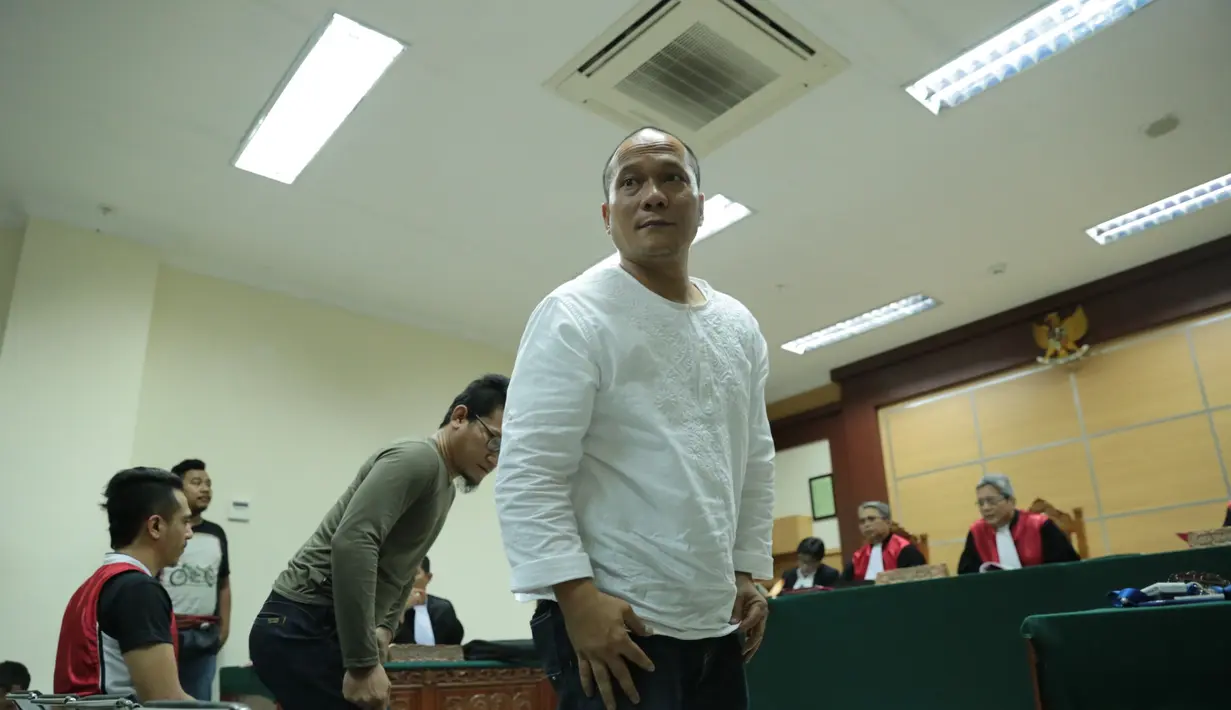 Setelah mendengarkan keterangan saksi, Ketua Majelis Hakim Sun Basana Hutagalung lantas menanyakan pada Iwa K terkait kesaksian tersebut. Penyanyi tersebut tak membantahnya. (Adrian Putra/Bintang.com)