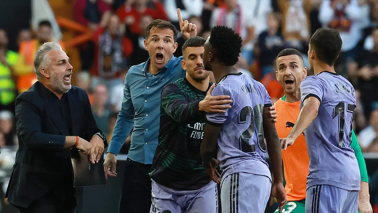 Foto: Detik-detik Vinicius Junior Diusir Wasit setelah Sepanjang Laga Mendapat Perlakuan Rasis dari Suporter Valencia
