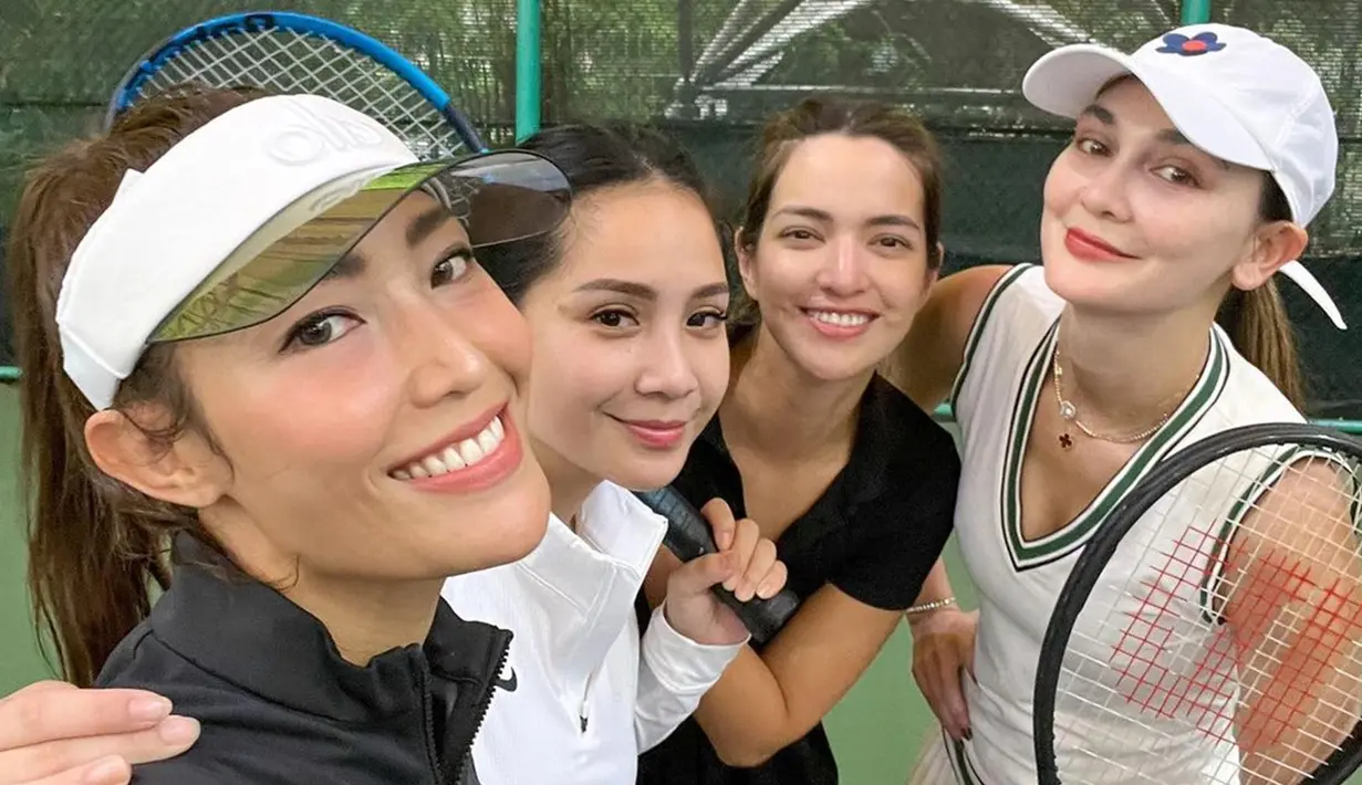 Sebelumnya, Ayu Dewi juga sempat mengunggah momen saat latihan tenis bersama Nagita Slavina serta Nia Ramadhani dan Luna Maya. Keempatnya sendiri tergabung dalam geng artis dan kerap terlihat bersama di berbagai event. (Liputan.com/IG/@mrsayudewi)