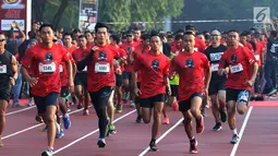 Para peserta berlari dalam ajang Komando Warriors II di Kompleks Kopassus Cijantung, Jakarta, Minggu (6/5). Komando Warriors yang diselenggarakan Kopassus juga melibatkan masyarakat. (Liputan6.com/Angga Yuniar)