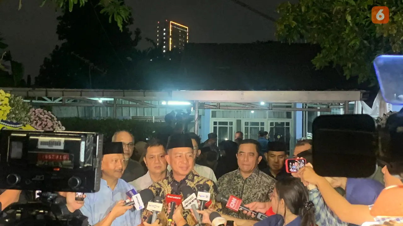 Panglima TNI Jenderal Agus Subiyanto melayat ke rumah duka Marsma Fajar Adianto (Liputan6.com/Lizsa Egeham)