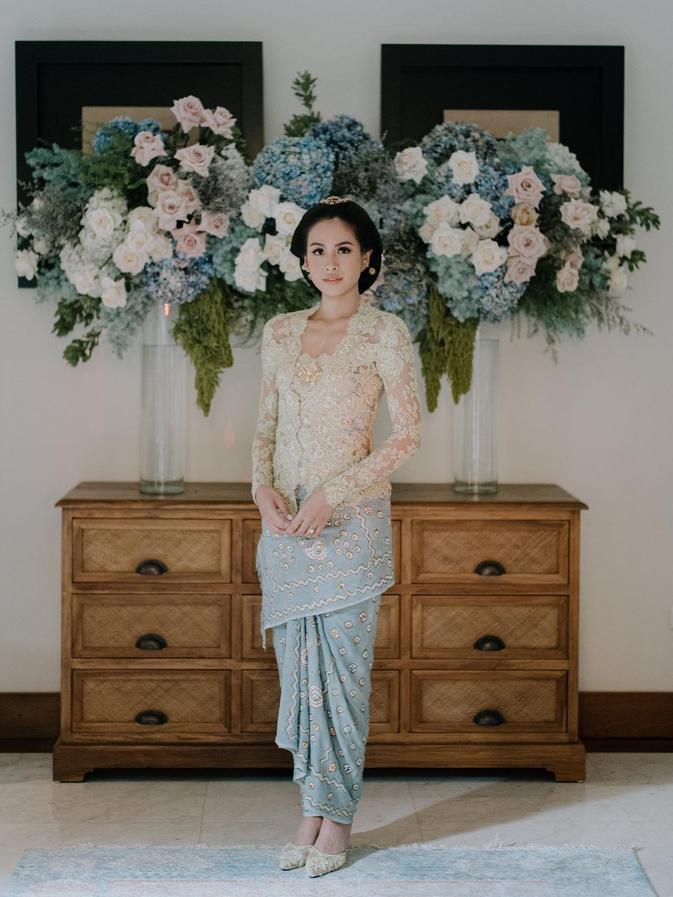 3 Inspirasi Kebaya Pernikahan Maudy Ayunda Yang Sederhana Namun Tetap Anggun Fashion Fimela Com