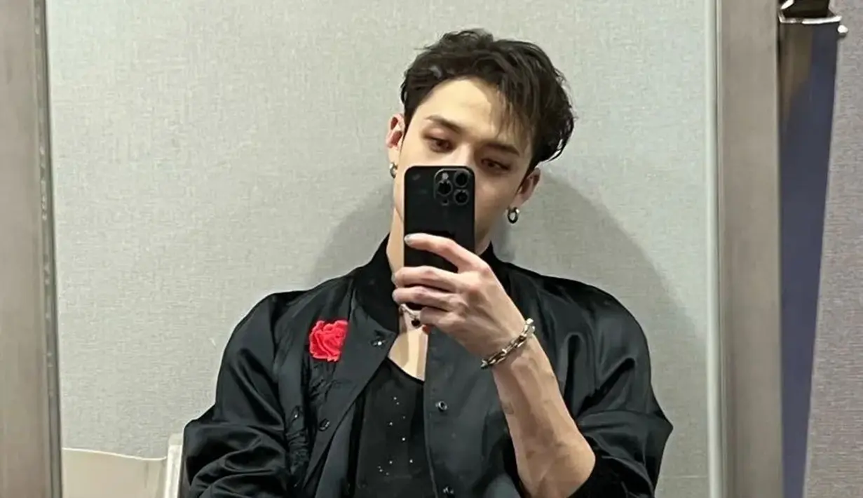 Bang Chan Stray Kids beberapa kali terlihat mengunggah foto mirror selfie di akun Instagram resmi Stray Kids. Penampilannya satu ini pun tak lepas dari perhatian banyak penggemar. (Liputan6.com/IG/@realstraykids)