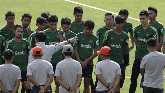 Para pemain Timnas Indonesia U-22 mendengarkan instruksi dari Indra Sjafri. (Bola.com/Yoppy Renato)
