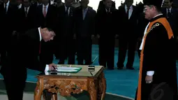 Rizal Djalil mengucapkan sumpah jabatannya dihadapan Ketua MA Hatta Ali, di Gedung Sekretariat MA, Jakarta, Senin (28/4/14). (Liputan6.co/Johan Tallo)