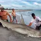 Foto yang menunjukkan Elliot Sudal, pemancing bertubuh atletis, yang berhasil menangkap dua ekor hiu martil (AFP/Eliiot Sudal/Fox News)