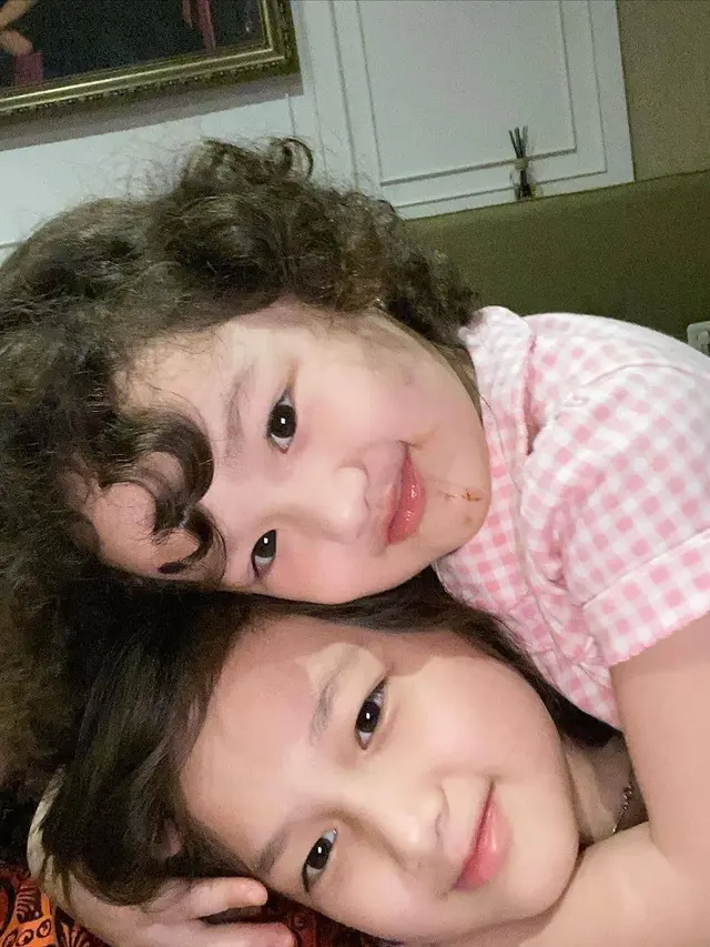 Bak Boneka, Ini 6 Potret Gemas Shakeela dan Sheva Anak Andhika Pratama