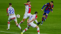 Striker Barcelona, Lionel Messi, melepaskan tendangan saat melawan Alaves pada laga Liga Spanyol di Stadion Camp Nou, Sabtu (14/2/2021). Barcelona menang dengan skor 5-1. (AP Photo/Joan Monfort)
