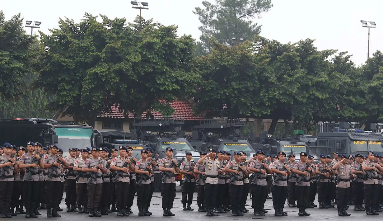 Sejumlah pasukan Brimob mengikuti Apel di Mako Brimob Kelapa Dua, Depok, Jawa Barat, Senin (23/4). Apel tersebut diadakan dalam rangka menyambut kegiatan Nasional seperti Asian Games, serta pelaksanaan IMF di Bali. (Liputan6.com/Immanuel Antonius)