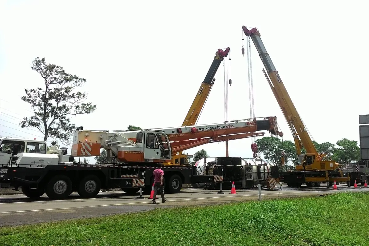 Truk LPG Pertamina Terguling