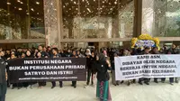 Sejumlah ASN menggelar demo di Kantor Kementerian Riset, Teknologi, dan Pendidikan Tinggi (Kemenristedikti) dengan nada satir menyindir Menristekdikti Prof Ir Satryo Soemantri Brodjonegoro. (Liputan6.com/Ady Anugrahadi)