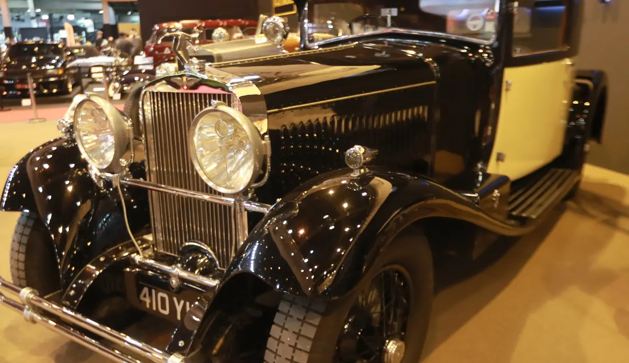 Mobil klasik Hispano-Suiza H6C 8 Litre Van Vooren Coupe buatan tahun 1927 dipajang dalam pameran Retromobile Paris Expo di Porte de Versailles di Paris, Prancis (6/2). (AFP Photo/Jacques Demarthon)
