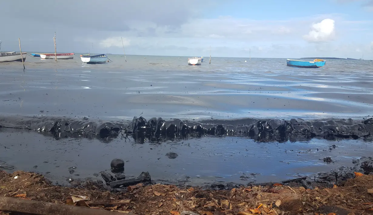 Minyak mencemari tepi pantai umum di Riviere des Creoles, Mauritius, Sabtu (8/8/2020). Mauritius memberlakukan status darurat setelah kapal Jepang, MV Wakashio, kandas dan menumpahkan 1.000 metrik ton minyak mentah. (Sophie Seneque via AP)