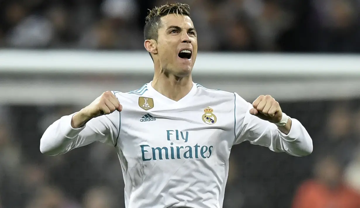 Pemain Real Madrid, Cristiano Ronaldo merayakan gol saat melawan PSG pada laga 16 besar Liga Champions di  Santiago Bernabeu stadium, Madrid, (14/2/2018).  Madrid menang 3-1. (AFP/Gabriel Bouys)