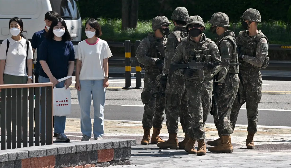 Tentara Korea Selatan ikut serta dalam latihan anti-teror di Pusat Seni Bucheon di Bucheon, sebelah barat Seoul (23/8/2022). Latihan anti-teror ini di sela-sela latihan militer gabungan Korea Selatan-AS yang disebut Ulchi Freedom Shield. (AFP/Jung Yeon-je)