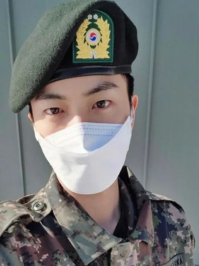 6 Pesona Jin BTS saat Pakai Seragam Militer, Gagah Banget