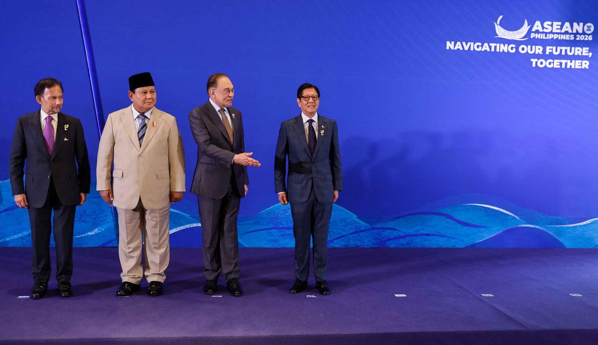 Di Cebu, Presiden Prabowo juga dijadwalkan menghadiri salah satu agenda KTT ke-48 ASEAN, yakni KTT Brunei Darussalam–Indonesia–Malaysia–Philippines East ASEAN Growth Area (BIMP-EAGA). Tampak dalam foto, Sultan Brunei Hassanal Bolkiah, Presiden Indonesia Prabowo Subianto, Perdana Menteri Malaysia Anwar Ibrahim, dan Presiden Filipina Ferdinand Marcos Jr. (dari kiri ke kanan) berfoto bersama dalam KTT Khusus Brunei Darussalam-Indonesia-Malaysia-Filipina Kawasan Pertumbuhan ASEAN Timur (BIMP-EAGA) di sela-sela KTT ke-48 Perhimpunan Bangsa-Bangsa Asia Tenggara (ASEAN) di Cebu, Filipina, Kamis 7 Mei 2026. (Rolex DELA PENA/POOL/AFP)