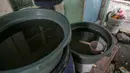 Kondisi Air tanah yang terisi di ember di kawasan Muara Angke, Jakarta, Sabtu (26/2/2022).  Warga Muara Angke mengaku harus membeli air untuk kebutuhan sehari-hari dengan harga Rp2.500,- per jeriken. diantaranya tinggal di Blok Limbah, Blok Eceng, dan Blok Empang. (Liputan6.com/Faizal Fanani)
