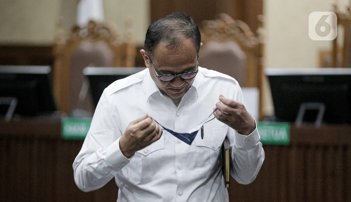 Terdakwa kasus dugaan penerimaan gratifikasi dan tindak pidana pencucuian uang (TPPU) Rafael Alun Trisambodo bersiap mengenakan masker usia menjalani sidang pembacaan putusan di Pengadilan Tipikor, Jakarta, Kamis (4/1/2024). (Liputan6.com/Faizal Fanani)