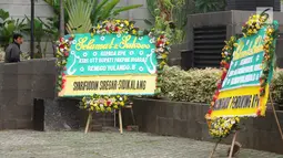 Dua karangan bunga menghiasi depan gedung KPK di Jakarta, Jumat (23/11). Karangan bunga tersebut sebagai ungkapan terima kasih atas operasi tangkap tangan (OTT) KPK terhadap Bupati Pakpak Bharat, Remigo Yolanda Berutu. (Merdeka.com/Dwi Narwoko)
