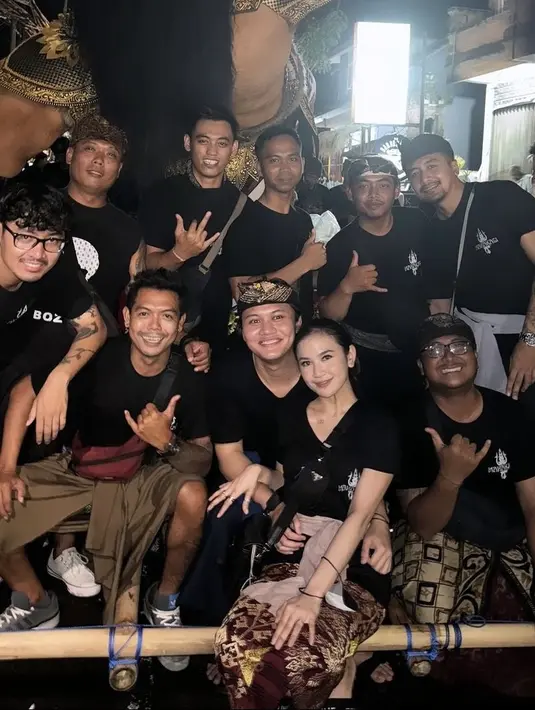 Mahalini juga ikut pawai Ogoh-ogoh, ia mengenakan kaos hitam dipadukan obi coklat serta kain khas Balinya. [@mahaliniraharja]