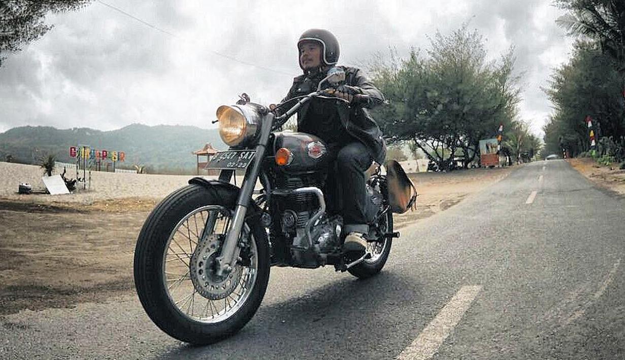 Pakaian serba hitam merupakan warna andalan yang sering Derby kenakan. Mulai dari kaus, jaket kulit, celana, sepatu hingga aksesoris lain penunjang berkemudinya serba warna hitam. Selain pakaian, kumis dan tatonya membuat Derby semakin terlihat macho. (Liputan6.com/IG/@derbyromero)