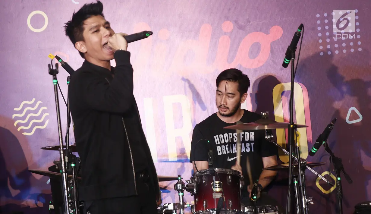 Penampilan vokalis dan drummer Govinda band, Ifan dan Jeje pada acara Vidio Fair 2.0 di Gandaria City Mall, Jakarta Selatan, Sabtu (3/11). Acara Vidio Fair yang digelar gratis ini mengambil tema One Stop Event You Can Get. (Liputan6.com/Herman Zakharia)
