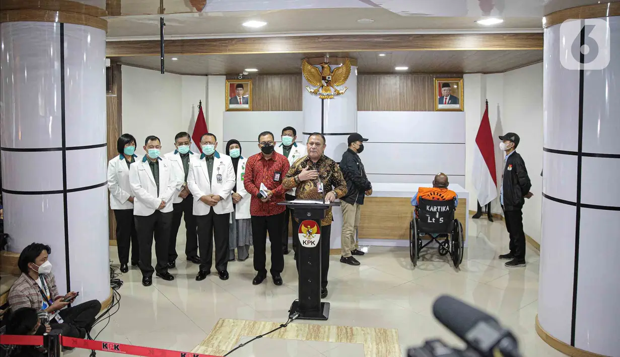 Ketua Komisi Pemberantasan Korupsi (KPK) Firli Bahuri memberikan keterangan saat rilis kasus dugaan korupsi Gubernur Papua Lukas Enembe di Paviliun Kartika, Rumah Sakit Pusat Angkatan Darat (RSPAD) Gatot Subroto, Jakarta, Selasa (10/1/2023). Lukas Enembe dihadirkan KPK saat rilis terkait kasus dugaan korupsi pemberian gratifikasi proyek infrastruktur di Provinsi Papua. (Liputan6.com/Faizal Fanani)