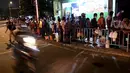 Orang-orang antre membeli minyak tanah untuk digunakan di rumah di sebuah pompa bensin di Kolombo, Sri Lanka, 17 Maret 2022. Krisis mata uang menghambat impor bahan bakar dan kebutuhan pokok lain dari luar negeri, termasuk susu bubuk, gas untuk memasak dan bensin. (Ishara S. KODIKARA/AFP)