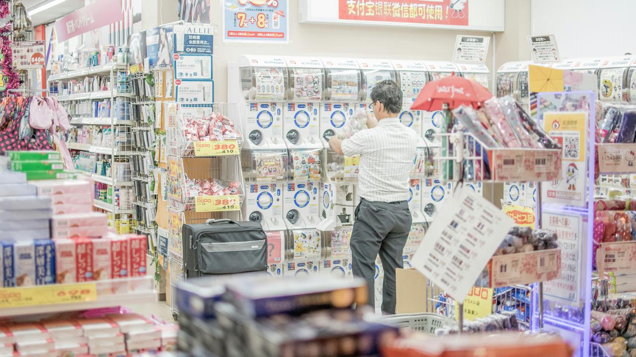 Ilustrasi toko beserta pelayan.