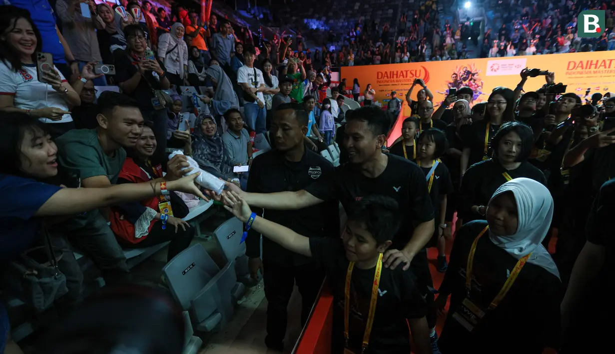 <p>Pebulu tangkis ganda putra Indonesia, Mohammad Ahsan memberikan merchandise kepada penonton dalam acara 'Moment of Honor The Daddies' sebelum laga final Indonesia Masters 2025 di Istora Senayan, Jakarta, Minggu (26/01/2025). (Bola.com/Bagaskara Lazuardi)</p>
